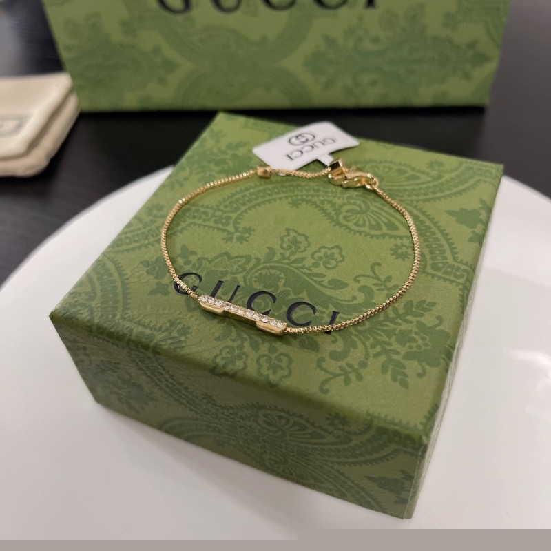 G*u*i bracelets
